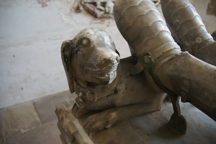 dog on funeral stone