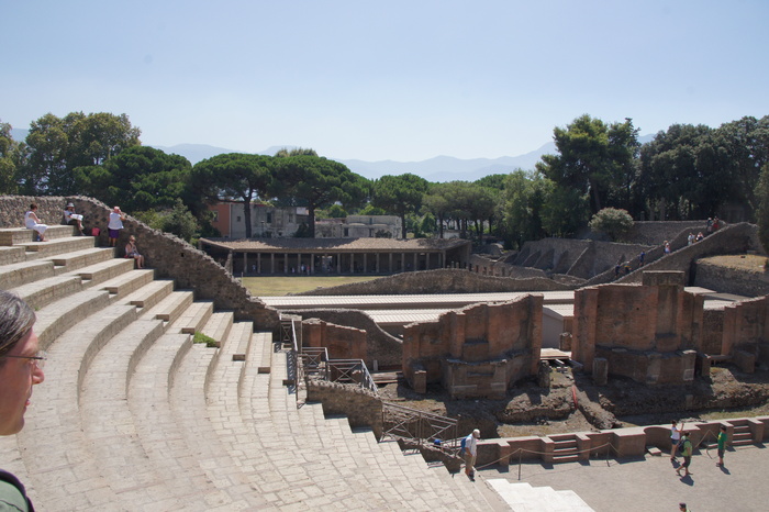 large theater / gladiator barracks