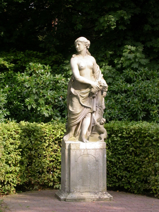 lady statue in the Jachthuis garden